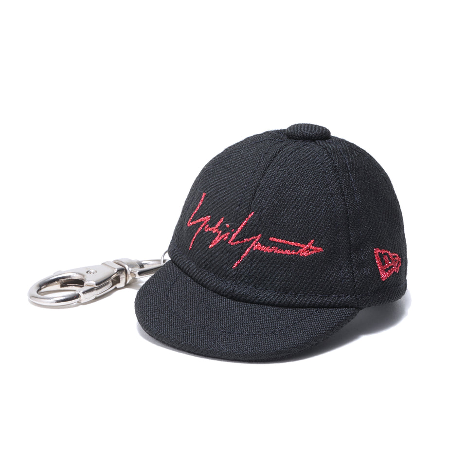キャップキーホルダー Yohji Yamamoto SS21 シグネチャーロゴ ブラック × メタリックレッド | NEW ERA ニューエラ公式オンラインストア
