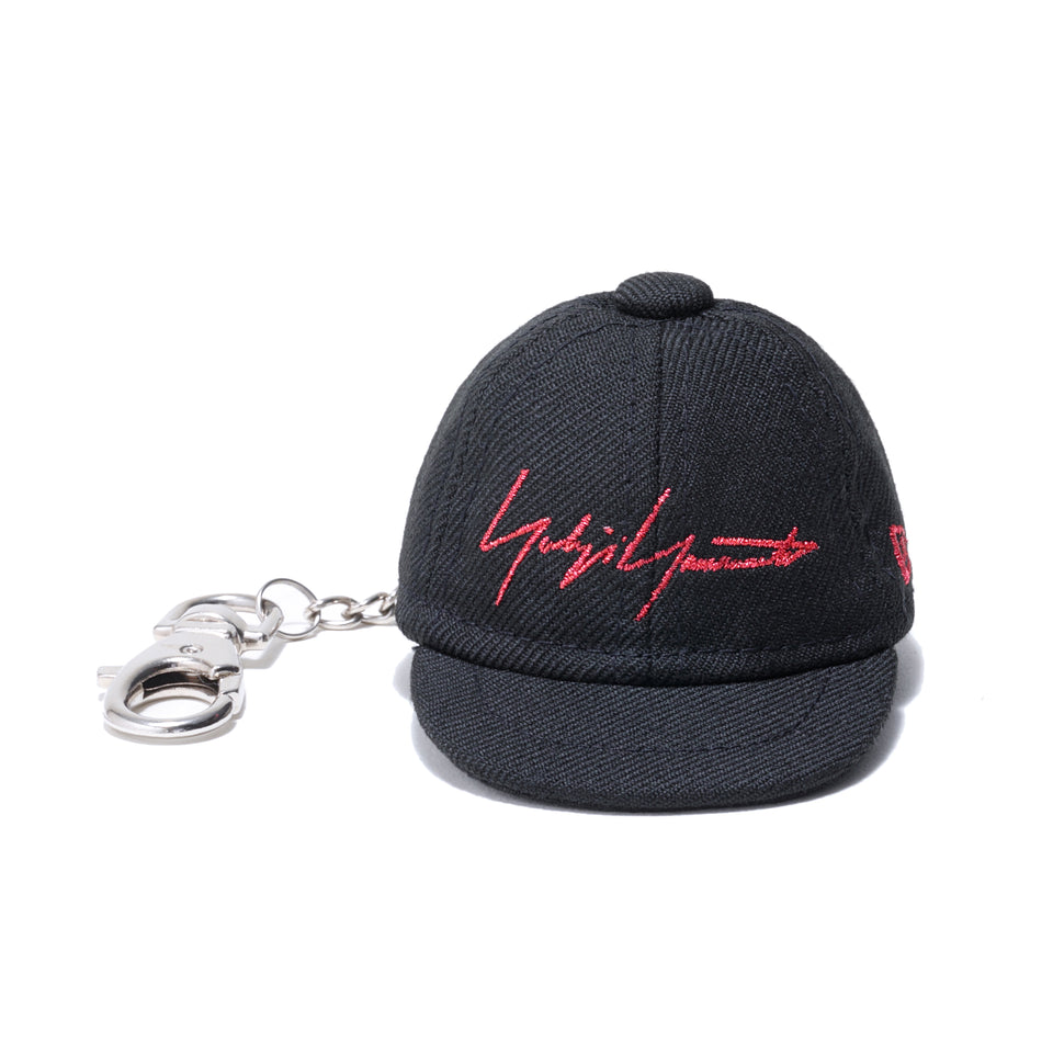 キャップキーホルダー Yohji Yamamoto SS21 シグネチャーロゴ ブラック × メタリックレッド