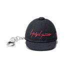 キャップキーホルダー Yohji Yamamoto SS21 シグネチャーロゴ ブラック × メタリックレッド