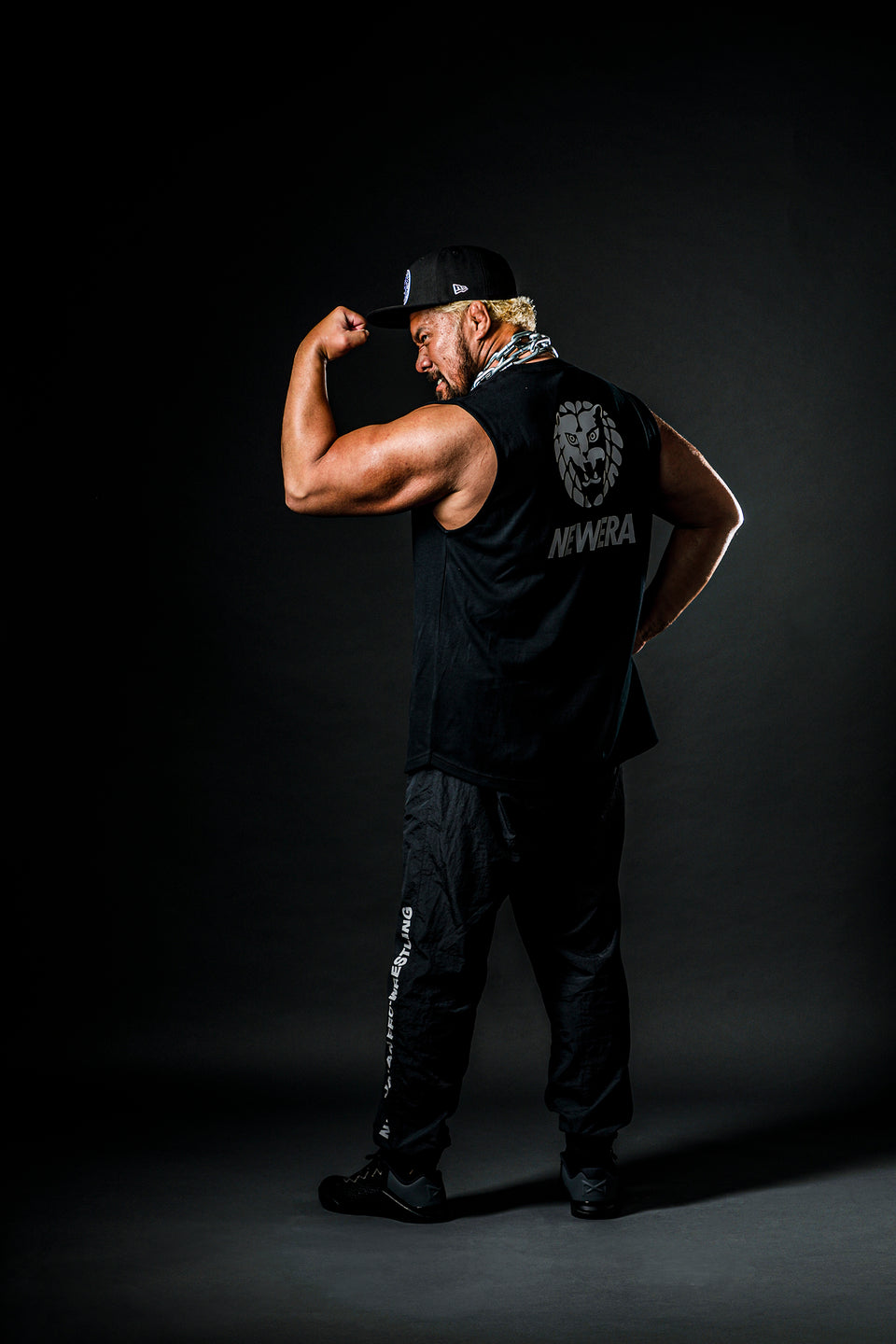 パフォーマンス マッスルタンクトップ 新日本プロレス ライオンマーク NEW ERA ロゴ ブラック