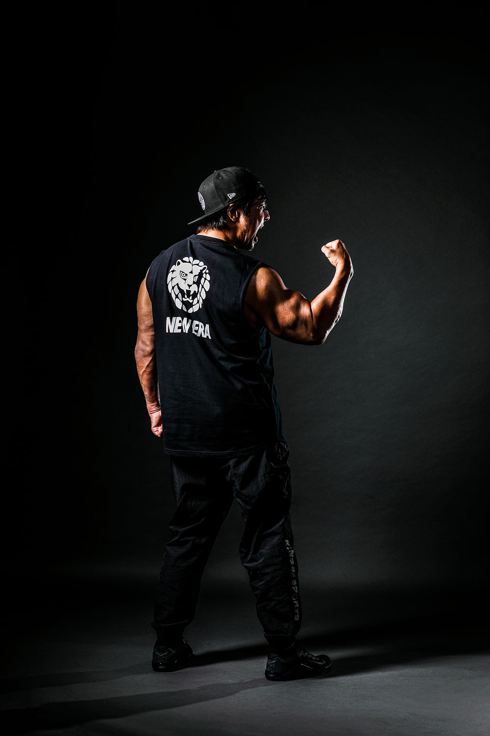 パフォーマンス マッスルタンクトップ 新日本プロレス ライオンマーク NEW ERA ロゴ ブラック