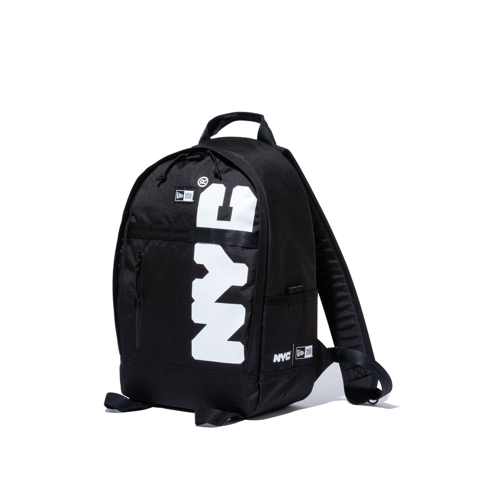 デイパック 22L NYC チャンキーロゴ ブラック × ホワイト