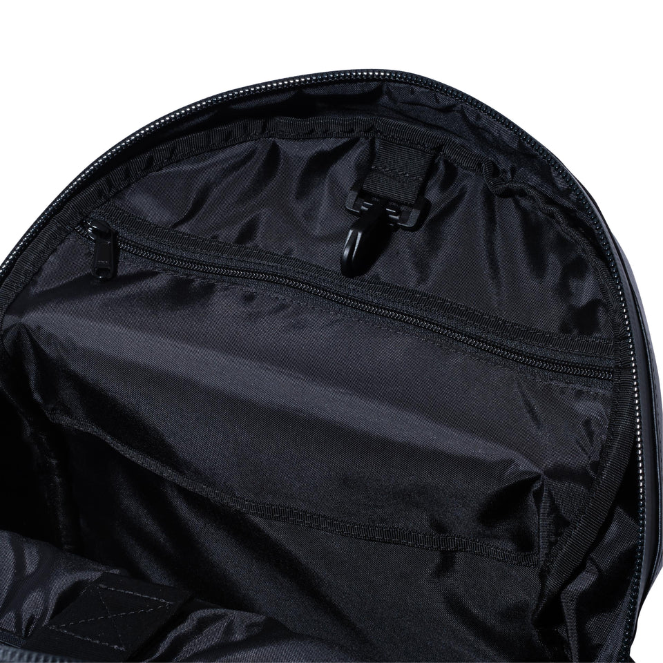 ライトパック 27L AYA シンセティックレザー ラバーパッチ プリントロゴ ブラック × ホワイト
