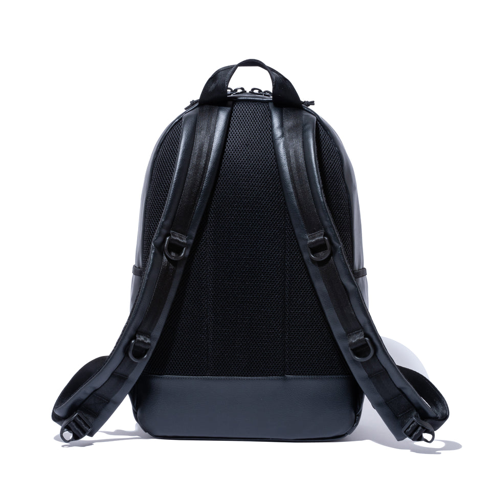 ライトパック 27L AYA シンセティックレザー ラバーパッチ プリントロゴ ブラック × ホワイト