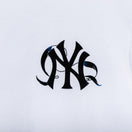 半袖 パフォーマンス Tシャツ BTS × MLB ブラック Swan ニューヨーク・ヤンキース ホワイト レギュラーフィット
