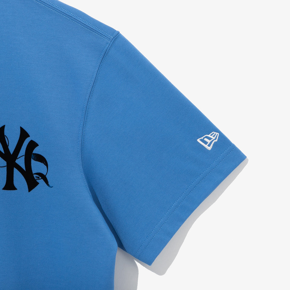 半袖 パフォーマンス Tシャツ BTS × MLB ブラック Swan ニューヨーク・ヤンキース ブルー レギュラーフィット